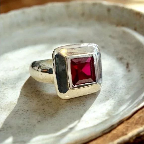 Vintage Signed Ruby Sterling Silver Ring (6.5/9g) - Picture 12 of 15